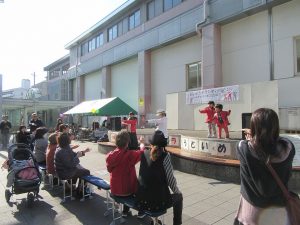 マイケルダンスで子どもも笑顔いっぱいです。