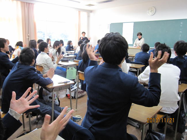 手話体験教室の様子(東邦高校にて)