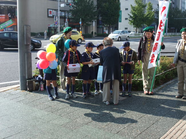 街頭募金の様子