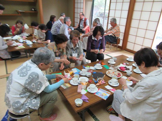折り紙・健康体操・おしゃべり